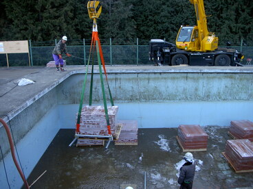 有孔レンガ搬出